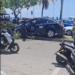 Taxista que sufrió pérdida de una llanta desvió el vehículo hacia el separador de la Newball para evitar arrollar a motociclistas que esperaban el cambio de luz del semáforo frente a la Gobernación 